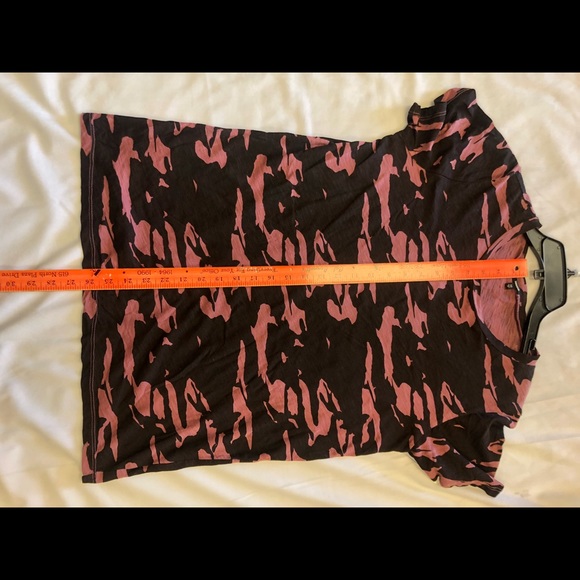 Monrow Pink & Brown Camouflaged SS Crewneck. Size XS - Picture 7 of 9